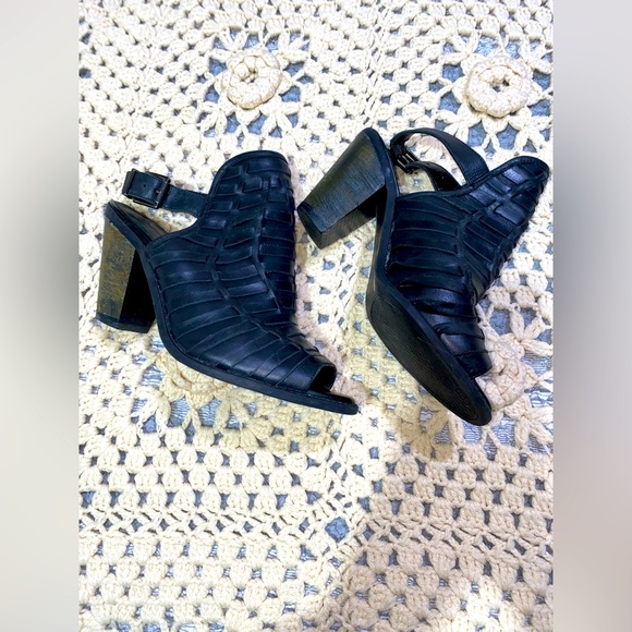 Jessica Simpson 
Shoes size 8.5 M / 38.5 
Leather upper 
Man/ made lining Sole - Picture 12 of 17